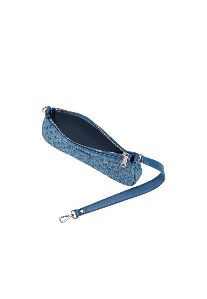 Sac bandoulière JW PEI Eva Blue Denim Weave, vu de 3/4, avec fermeture éclair ouverte et bandoulière détachable