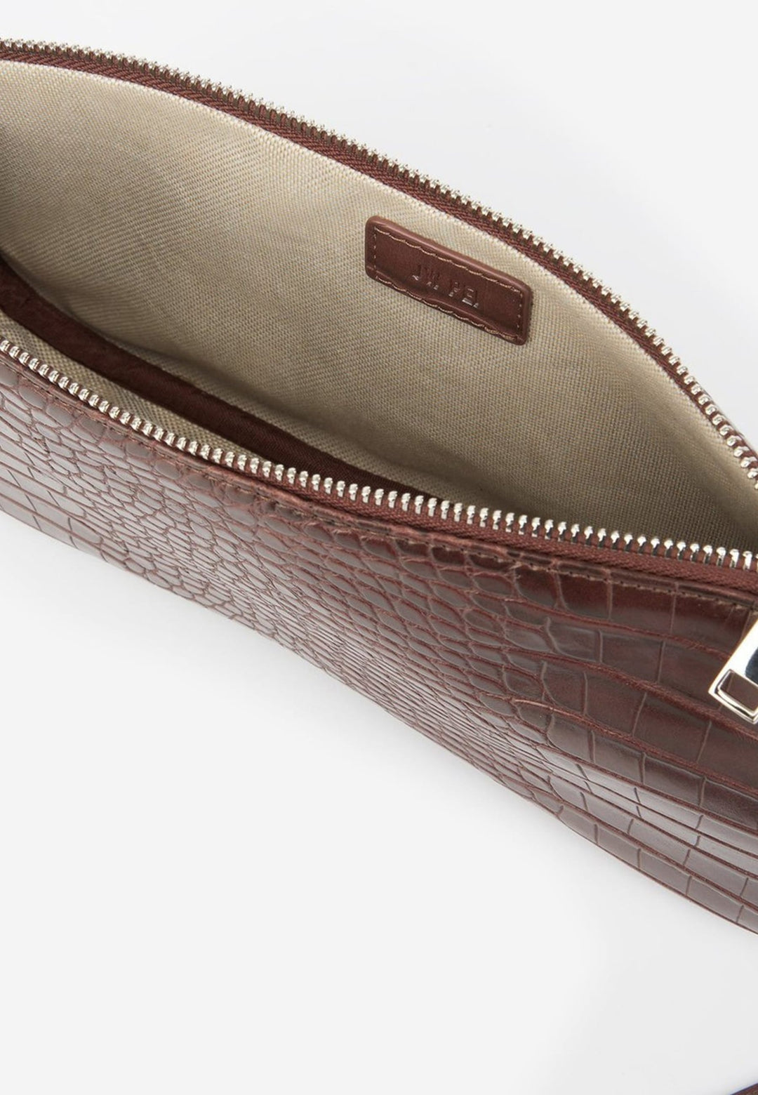 Intérieur du sac bandoulière JW PEI Eva Brown Croc avec fermeture éclair ouverte et étiquette de marque