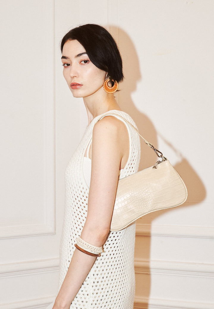 Sac bandoulière JW PEI Eva Ivory Croc porté à l'épaule, simili cuir texturé crocodile, couleur blanc cassé