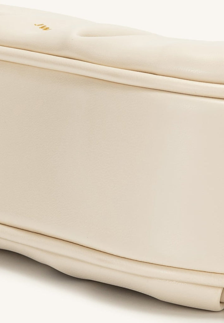 Gros plan sur le logo JW doré brodé sur un sac bandoulière JW PEI Gabbi couleur ivoire