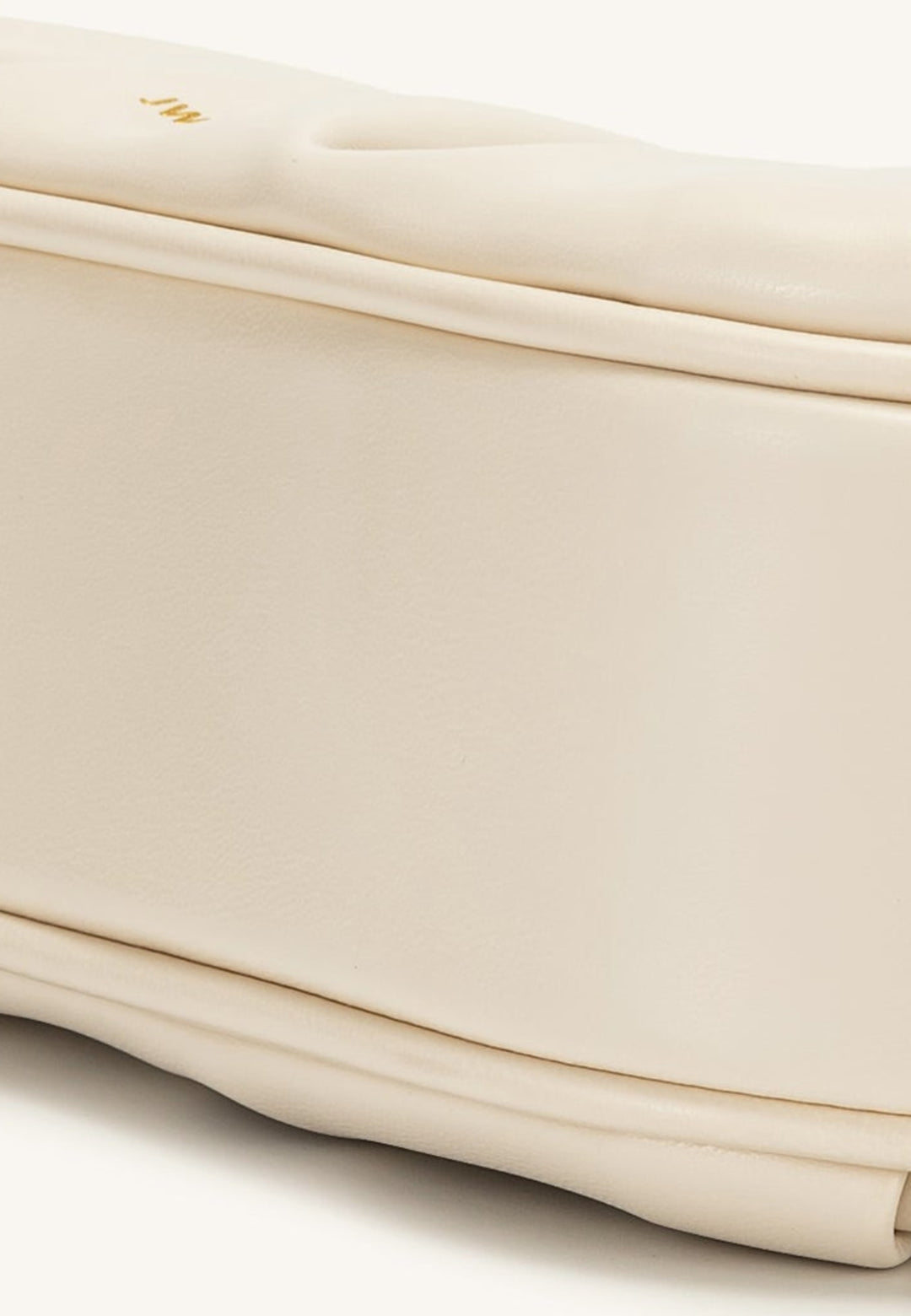 Gros plan sur le logo JW doré brodé sur un sac bandoulière JW PEI Gabbi couleur ivoire