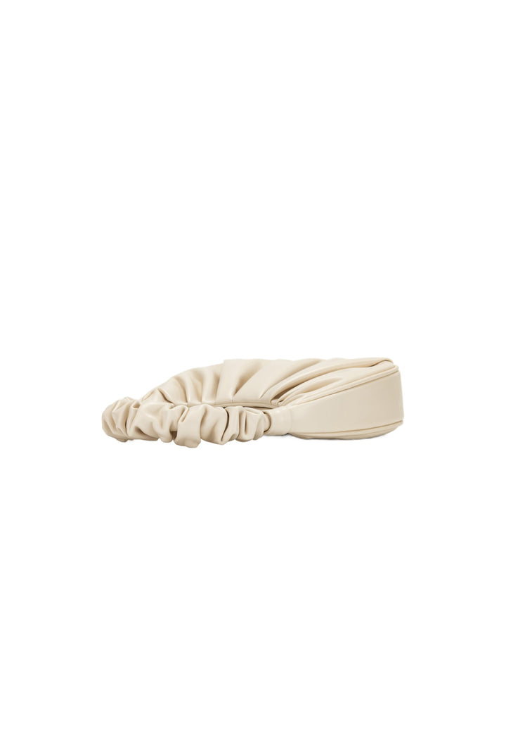 Sac bandoulière JW PEI Gabbi Ivory en simili cuir plissé, vu de profil