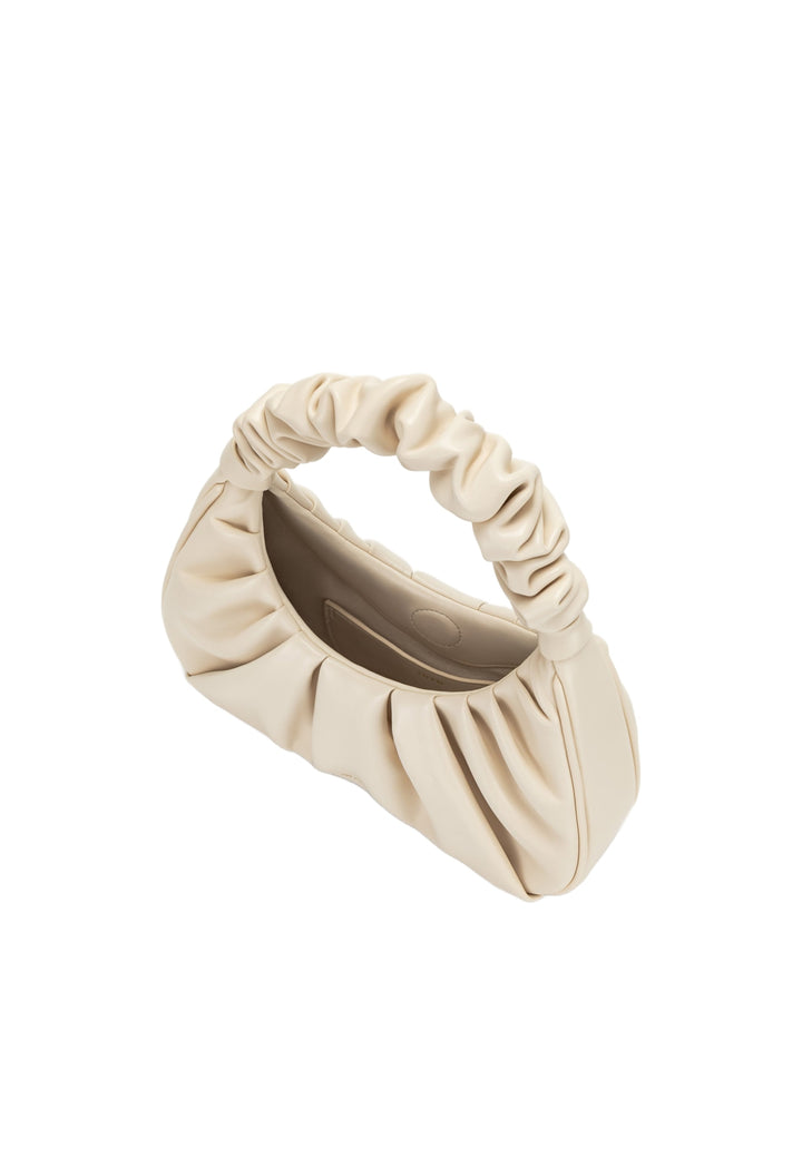Sac bandoulière JW PEI Gabbi Ivory en simili cuir, porté à l'épaule, vue de côté