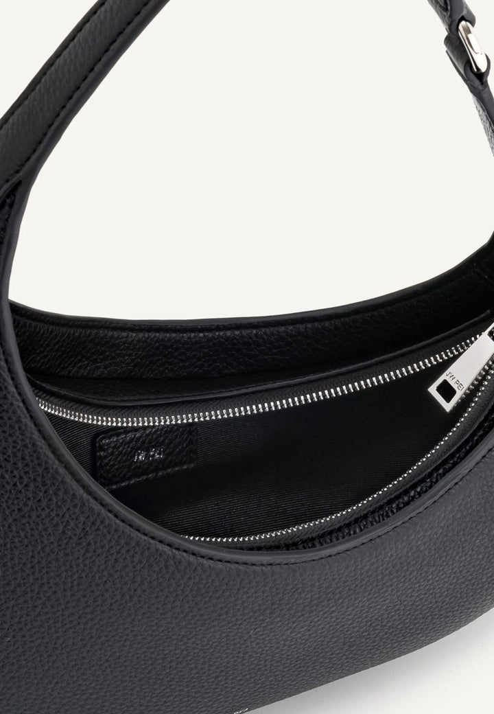 Intérieur d'un sac bandoulière JW PEI Harlee noir, montrant la fermeture éclair argentée et le logo de la marque