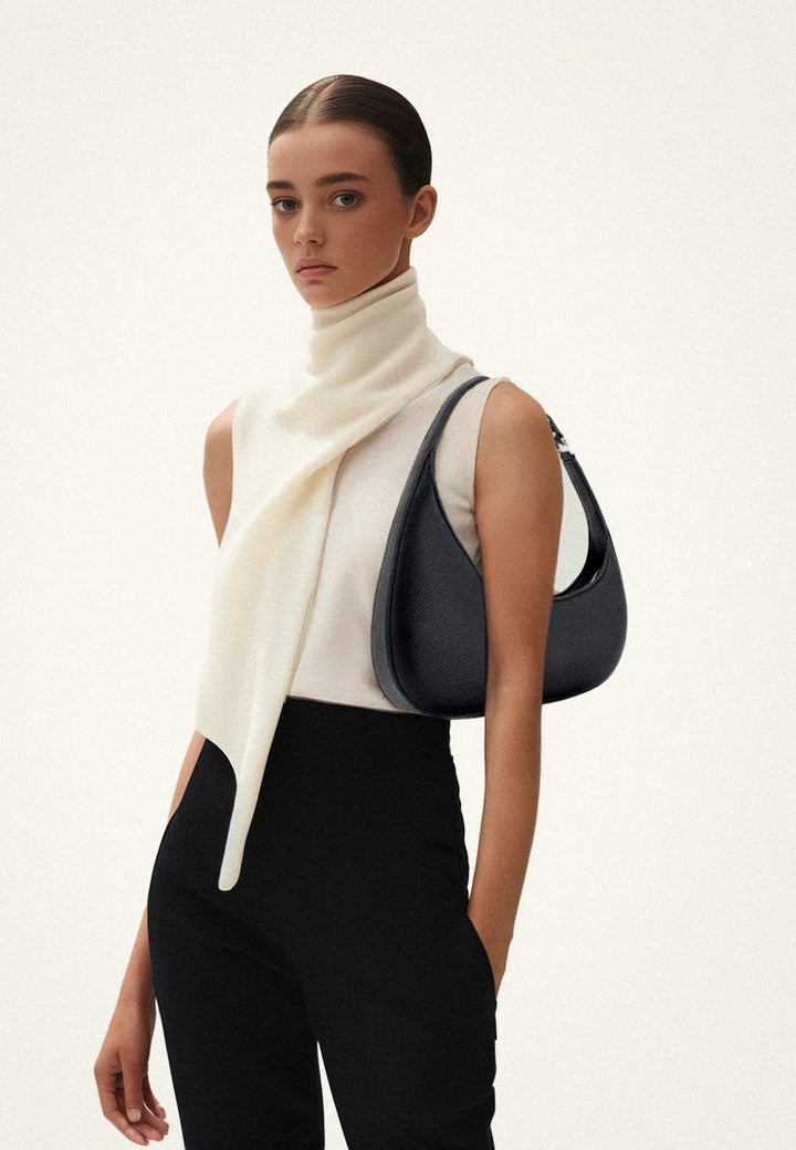 Sac bandoulière JW PEI Harlee noir en simili cuir, porté à l'épaule, vue de profil