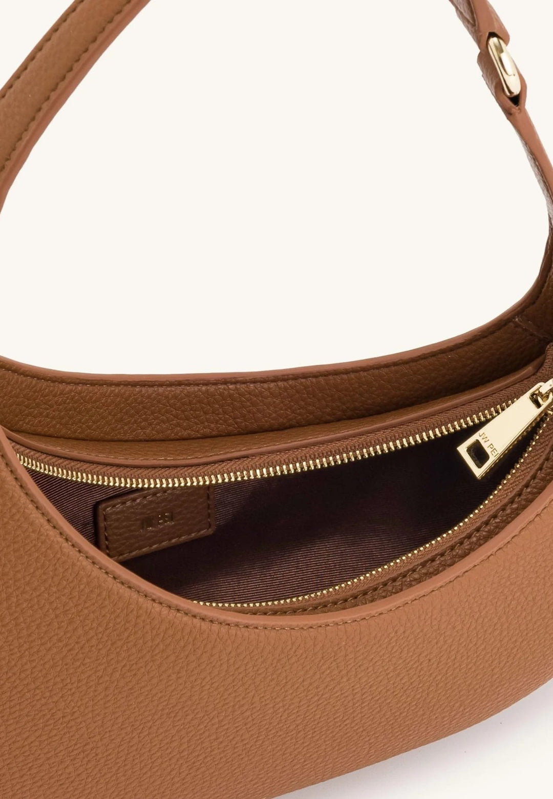 Sac bandoulière JW PEI Harlee marron, vue 3/4, avec fermeture éclair dorée et étiquette intérieure