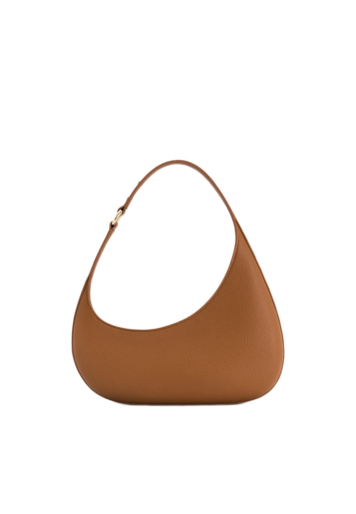Sac bandoulière JW PEI Harlee marron en simili cuir texturé, porté à l'épaule, vue de côté