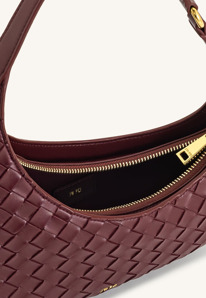 Sac bandoulière JW PEI Harlee Burgundy en cuir tressé, vue 3/4, avec fermeture éclair dorée et logo intérieur