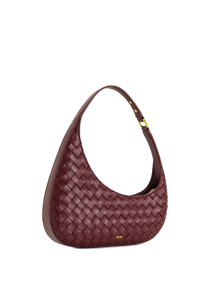 Sac bandoulière JW PEI Harlee Burgundy en cuir tressé, porté à l'épaule, vue de profil