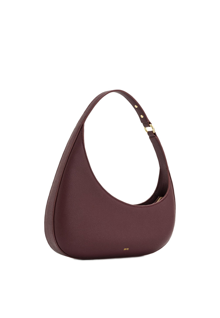 Sac bandoulière JW PEI Harlee Claret, couleur rouge, porté à l'épaule, vue de profil