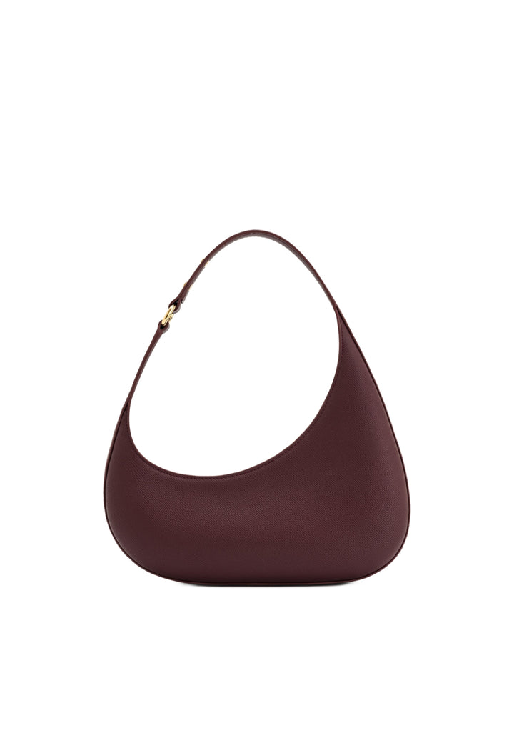 Sac bandoulière JW PEI Harlee Claret, couleur rouge, porté épaule, simili cuir texturé