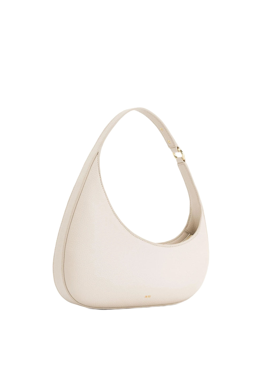Sac bandoulière JW PEI Harlee Ivory, en simili cuir grainé, porté à l'épaule.