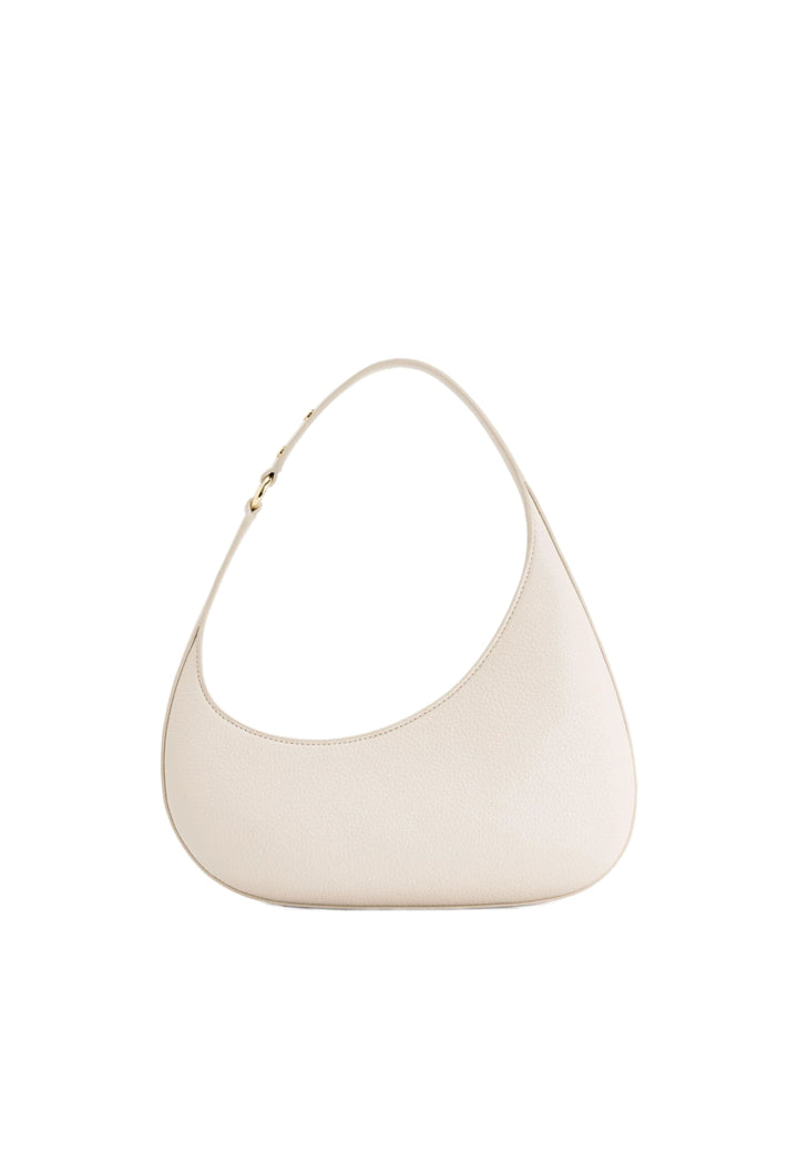 Sac bandoulière JW PEI Harlee Ivory en simili cuir texturé, porté à l'épaule, vue latérale
