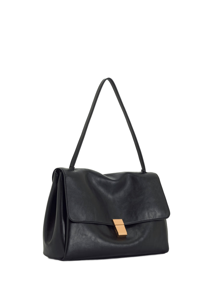 Sac bandoulière JW PEI Hilary noir en simili cuir avec fermoir doré, porté à l'épaule.