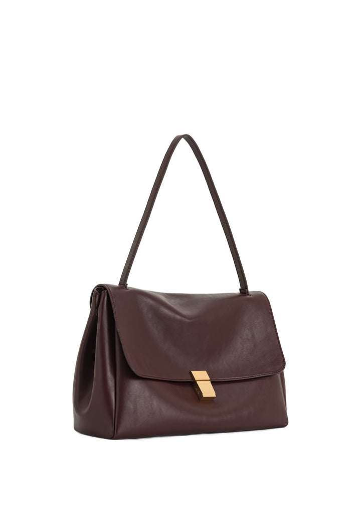Sac bandoulière JW PEI Hilary Deep Burgundy en simili cuir, porté à l'épaule, avec fermeture à boucle dorée.
