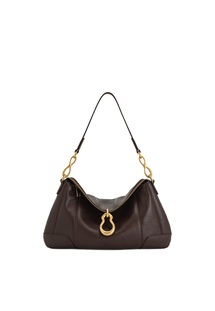 Sac bandoulière JW PEI Jayla Dark Brown, porté épaule, avec fermeture magnétique et détails dorés.