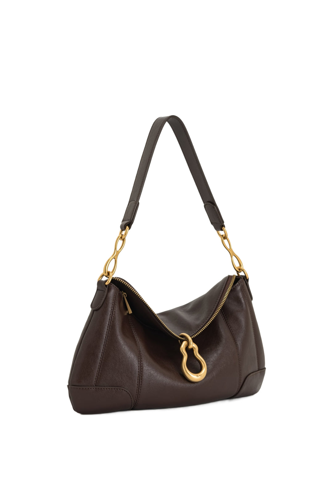 Sac bandoulière JW PEI Jayla marron foncé, porté à l'épaule, avec fermeture éclair dorée et détail de chaîne.