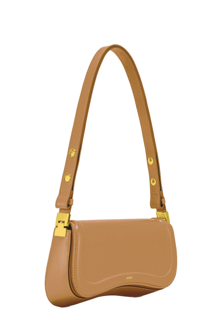 Sac bandoulière JW PEI Joy Acorn Brown en simili cuir lisse, porté à l'épaule, avec fermoir doré.