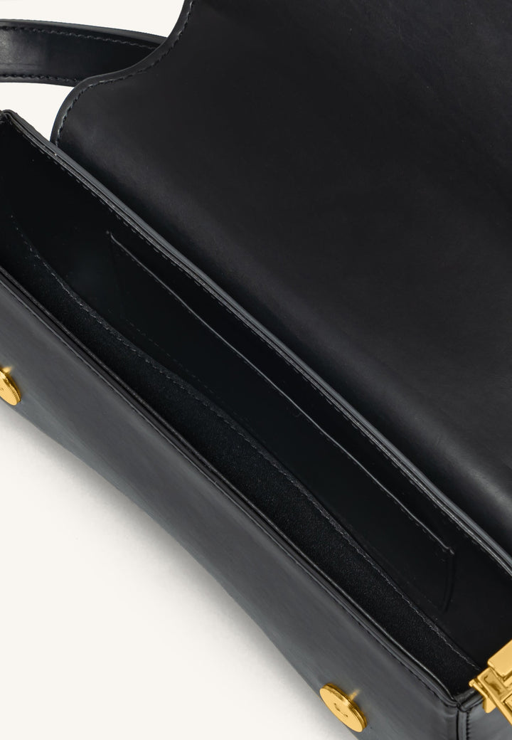 Intérieur d'un sac bandoulière JW PEI Joy noir en simili cuir, avec compartiments et fermeture zippée.