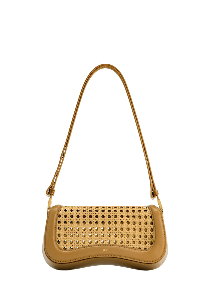 Sac bandoulière JW PEI Joy marron, en simili cuir lisse et cannage, porté épaule.