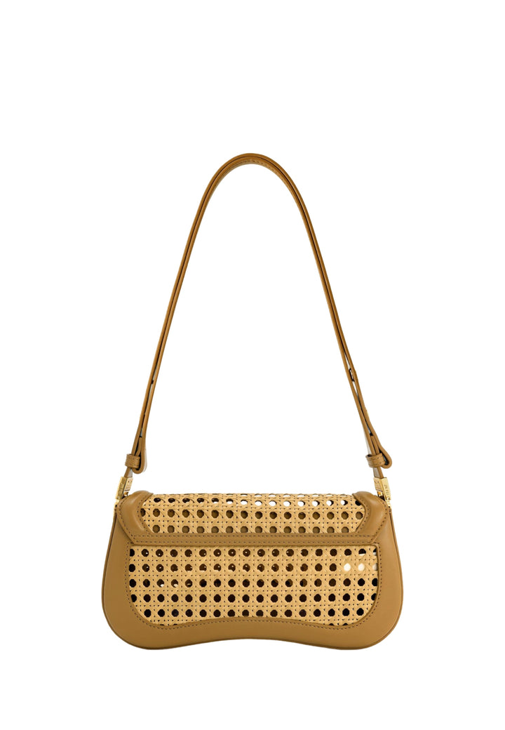 Sac bandoulière JW PEI Joy marron avec détails en cannage et cuir lisse, porté à l'épaule.