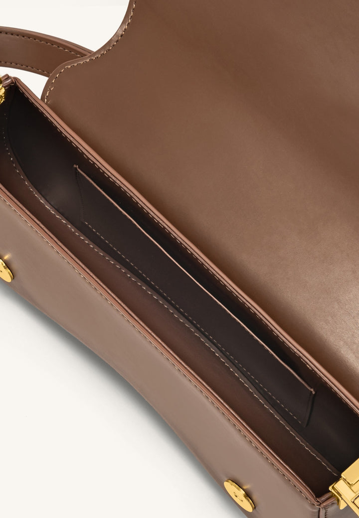 Intérieur du sac bandoulière JW PEI Joy marron, avec poches intérieures et détails de couture.