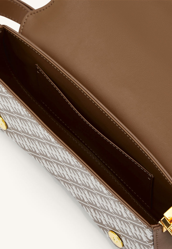 Intérieur du sac bandoulière JW PEI Joy marron, doublure en cuir, compartiments ouverts et logo discret