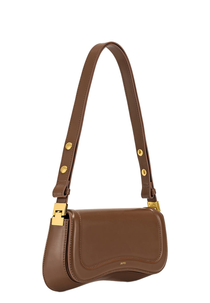 Sac bandoulière JW PEI Joy marron en simili cuir lisse, vu de côté avec sa bandoulière réglable et sa boucle dorée.
