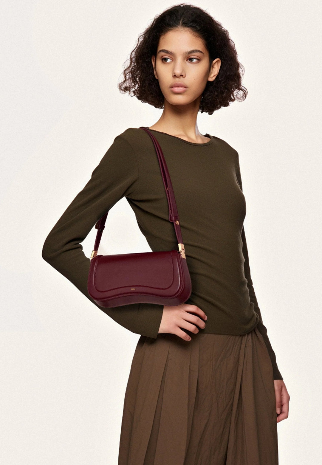 Sac bandoulière JW PEI Joy Deep Claret porté à l'épaule, simili cuir lisse