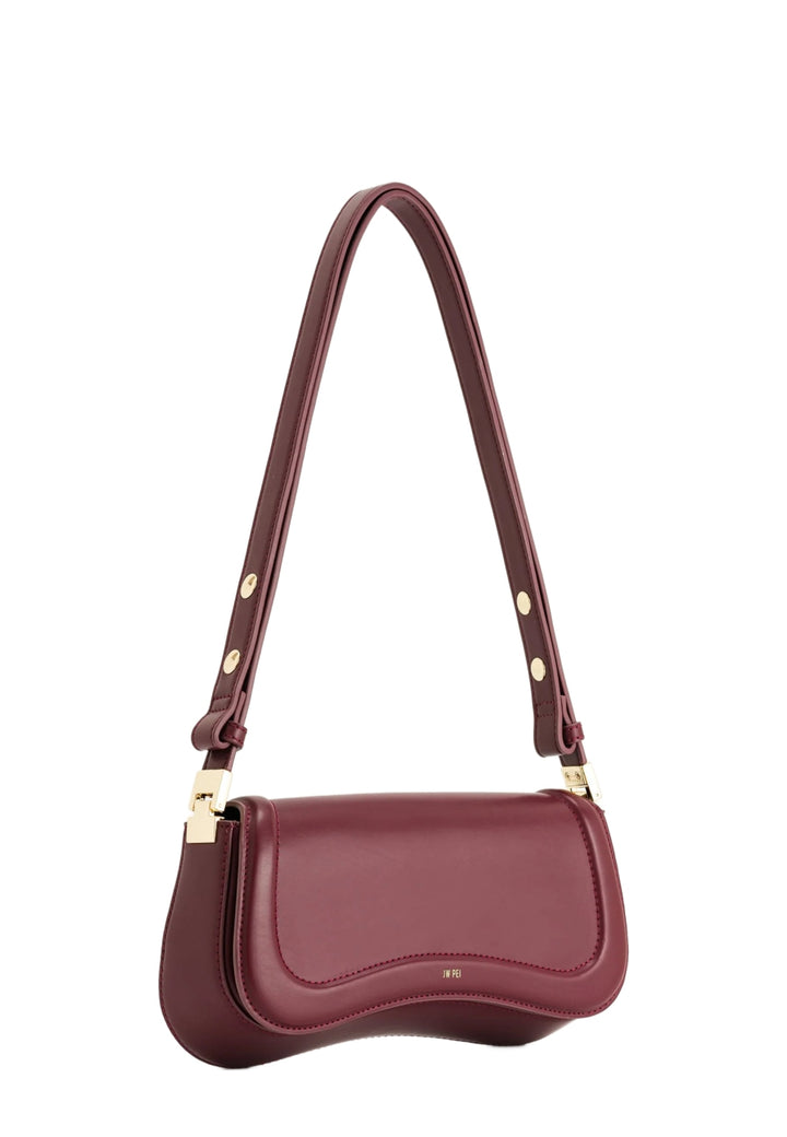 Sac bandoulière JW PEI Joy Deep Claret en simili cuir, porté à l'épaule, vue de profil