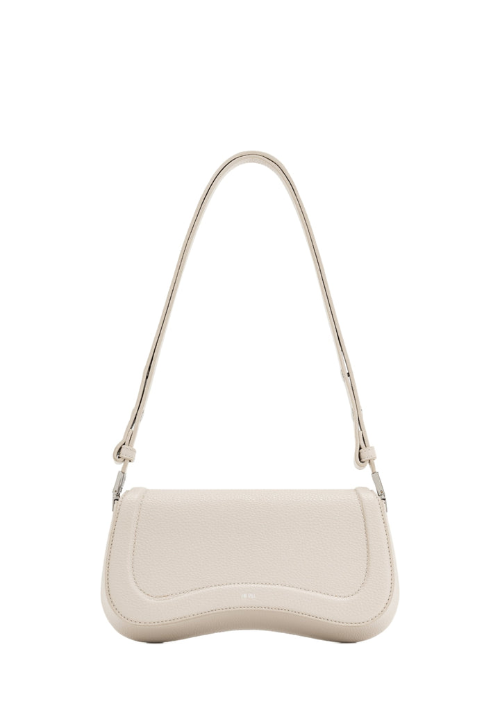 Sac bandoulière JW PEI Joy French Oak en simili cuir texturé, porté à l'épaule, vue de face