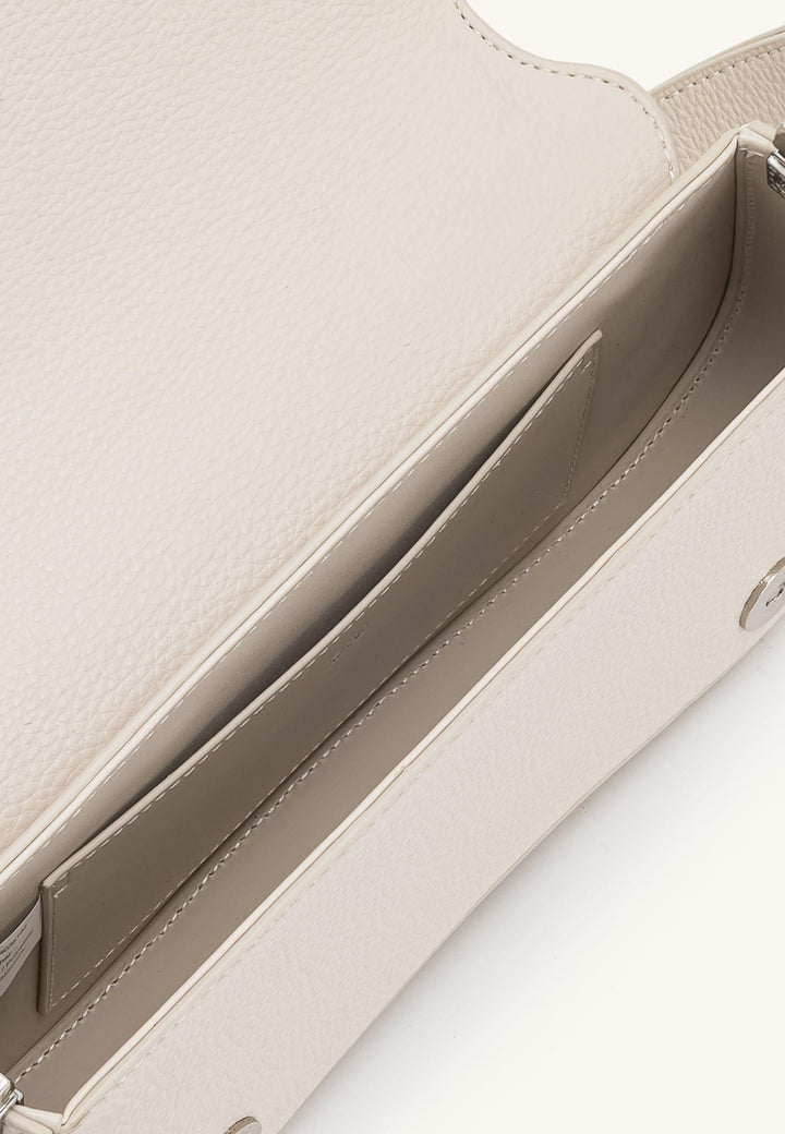 Intérieur d'un sac bandoulière JW PEI Joy French Oak en simili cuir, avec compartiments et étiquette