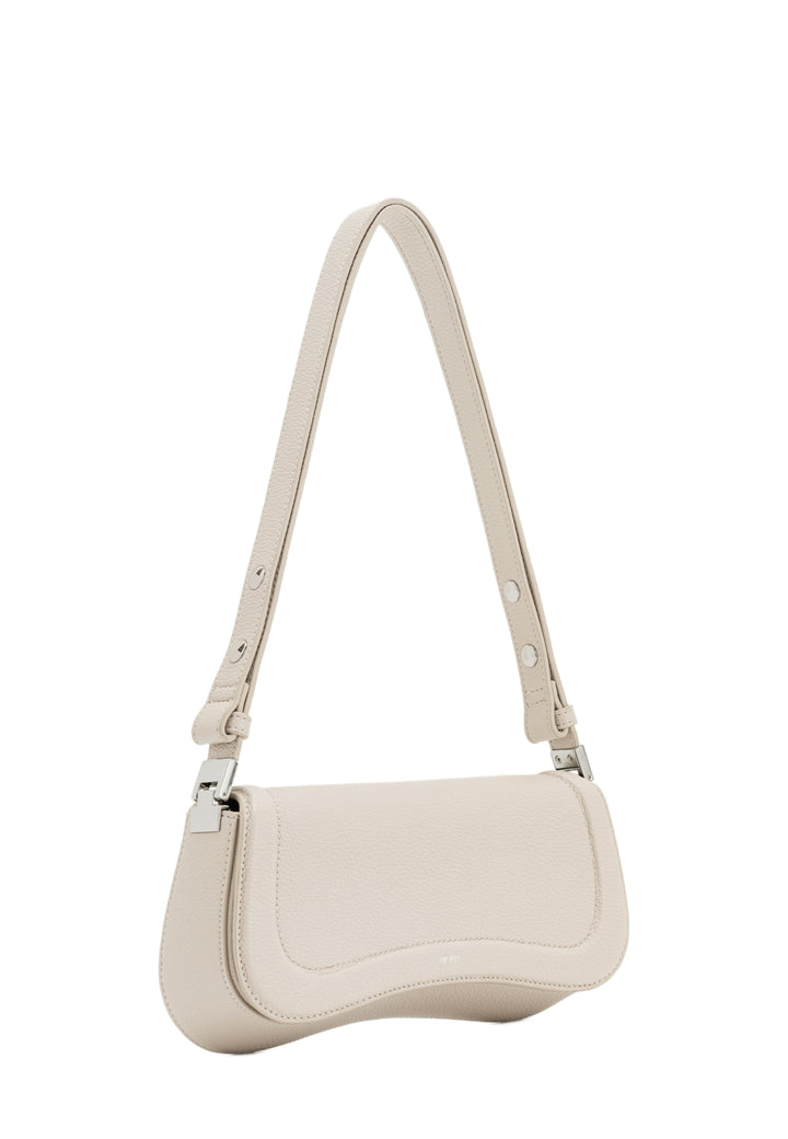 Sac bandoulière JW PEI Joy French Oak en simili cuir, porté à l'épaule, vue de côté