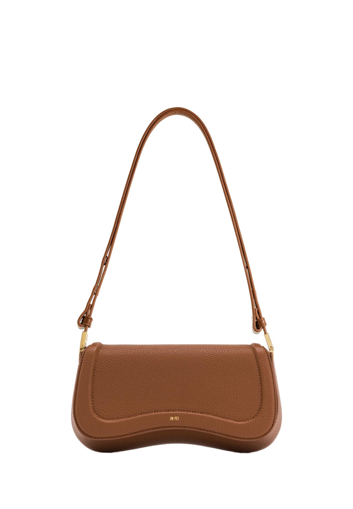 Sac bandoulière JW PEI Joy Glazed Turmeric Brown en simili cuir texturé, porté à l'épaule, vue de face