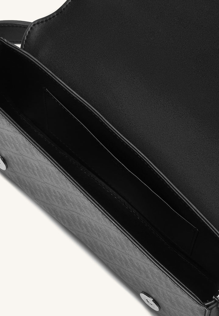 Intérieur d'un sac bandoulière JW PEI Joy noir, montrant les compartiments et la doublure