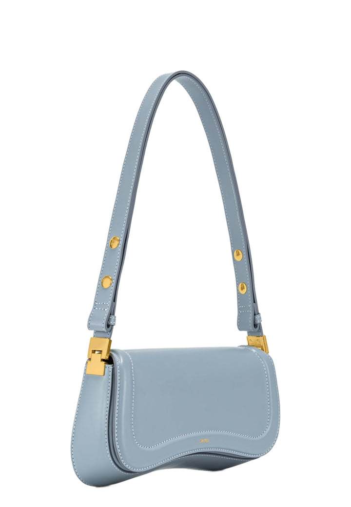 Sac bandoulière JW PEI Joy Steel Blue en simili cuir, porté à l'épaule, vue de 3/4