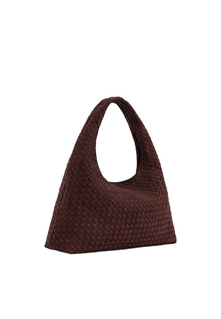 Sac bandoulière JW PEI Laura Dark Brown en polyester tressé, porté sur l'épaule, vue de profil