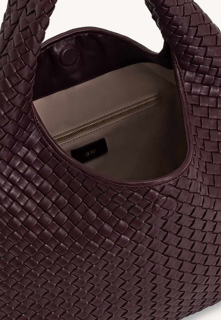 Intérieur du sac bandoulière JW PEI Laura Deep Burgundy avec fermeture éclair dorée et logo de la marque