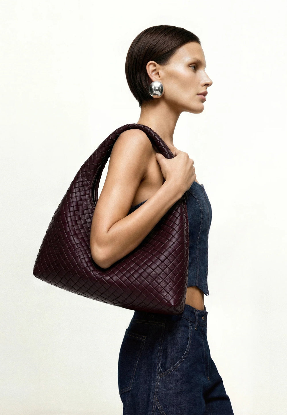 Sac bandoulière JW PEI Laura Deep Burgundy porté à l'épaule, vue de profil