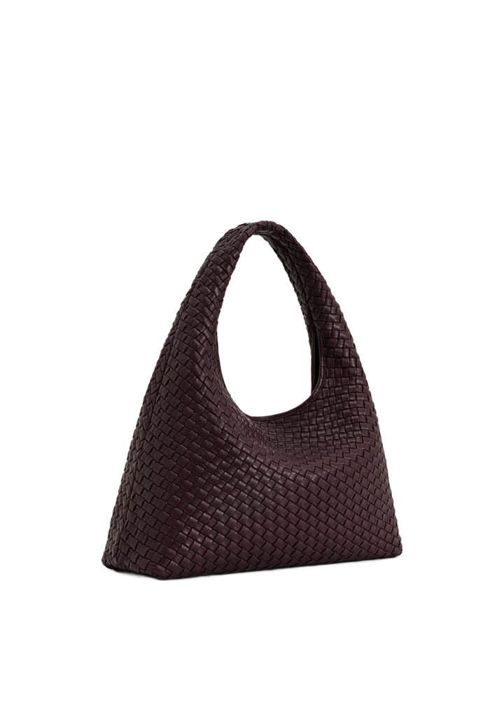Sac bandoulière JW PEI Laura Deep Burgundy, porté à l'épaule, en simili cuir tressé