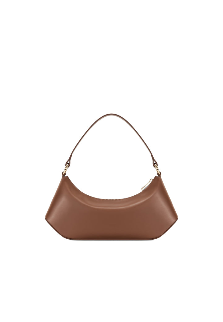 Sac bandoulière JW PEI Lily marron en simili cuir lisse, porté à l'épaule, vue de face.