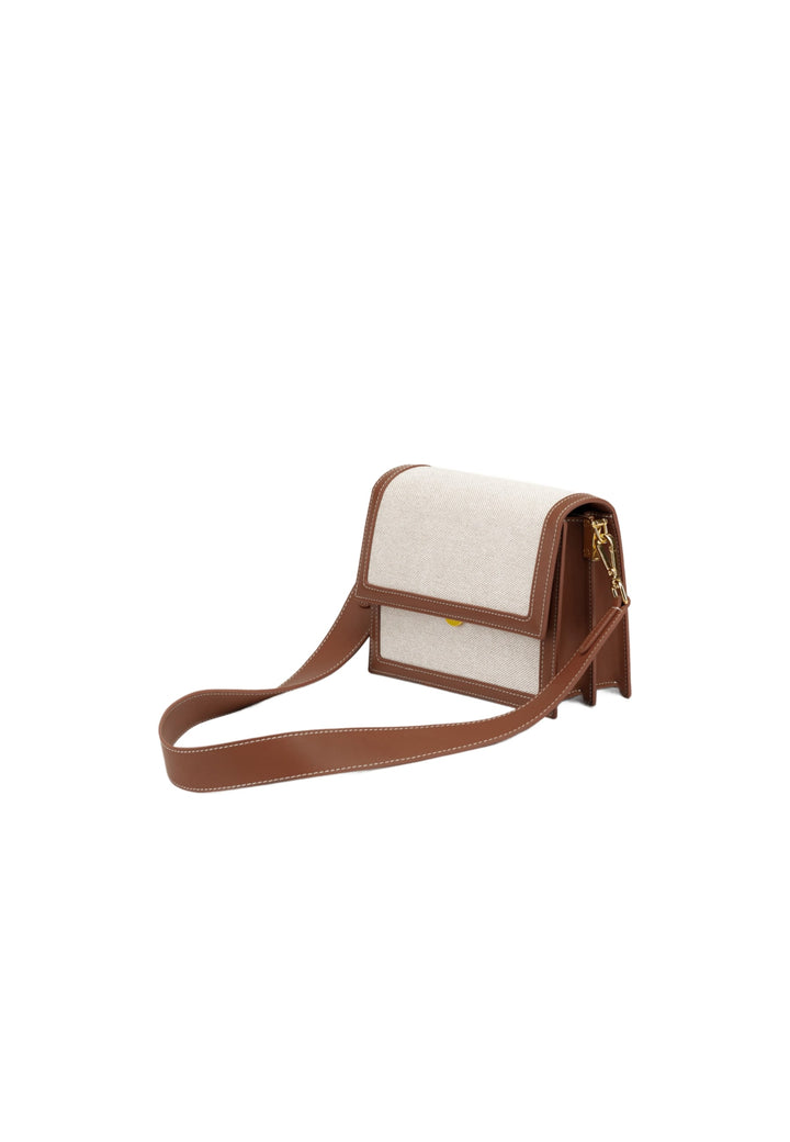 Sac bandoulière JW PEI Mini Flap Beige Canvas, porté à l'épaule, avec détails en cuir marron et fermeture dorée.