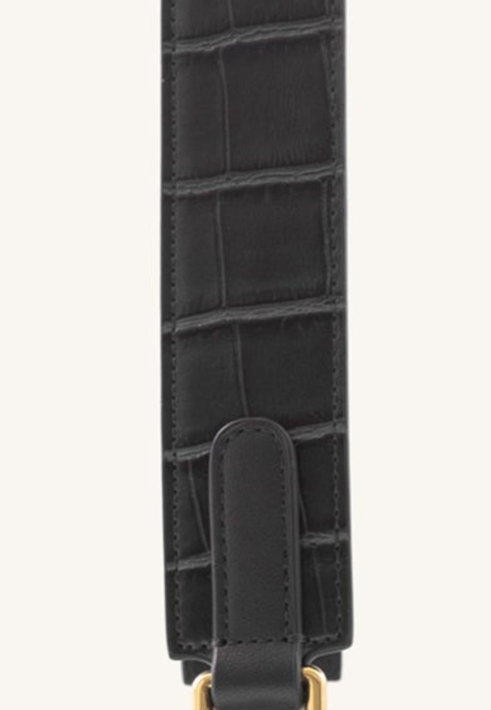 Sac bandoulière JW PEI Mini Flap Black Croc — détail de l'anse en cuir texturé façon croco et du fermoir doré