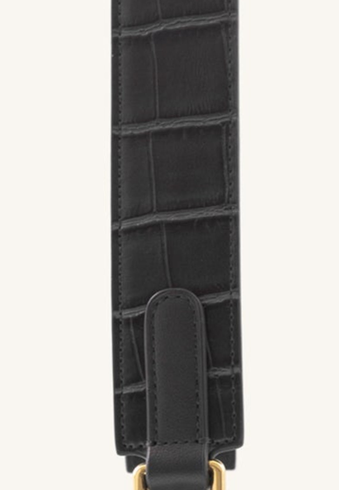 Sac bandoulière JW PEI Mini Flap Black Croc — détail de l'anse en cuir texturé façon croco et du fermoir doré
