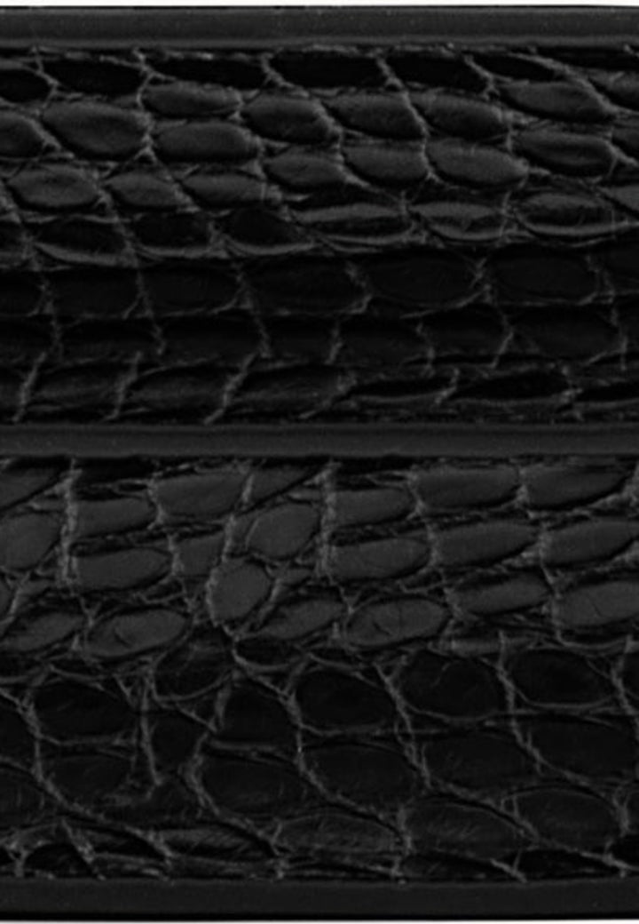 Gros plan sur la texture cuir croco noir du sac bandoulière JW PEI Mini Flap