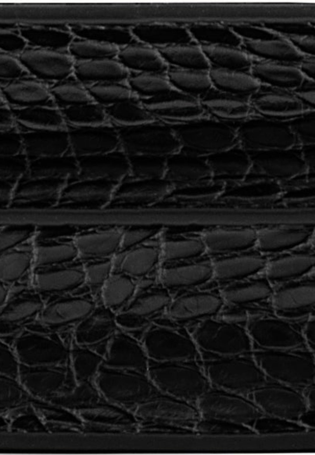 Gros plan sur la texture cuir croco noir du sac bandoulière JW PEI Mini Flap