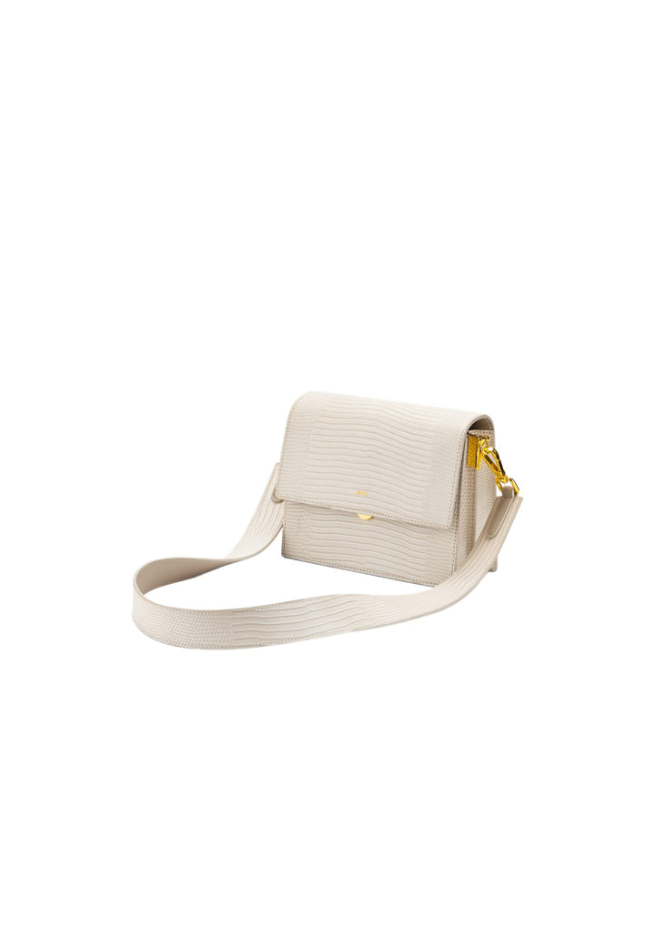 Sac bandoulière JW PEI Mini Flap Ivory Lizard en simili cuir texturé, porté en bandoulière, vu de profil.