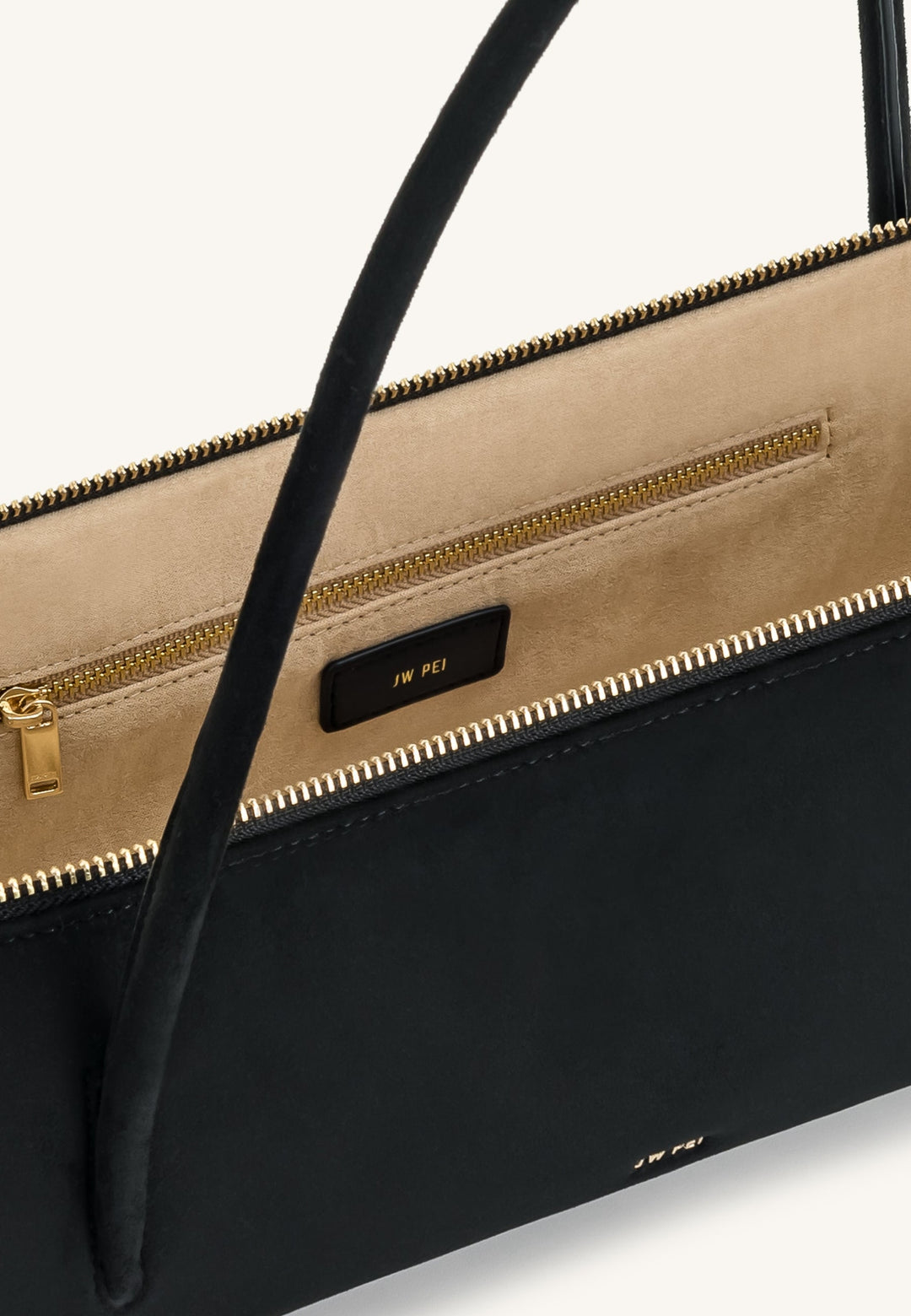 Intérieur du sac bandoulière JW PEI Nova noir avec fermeture éclair dorée et logo JW PEI