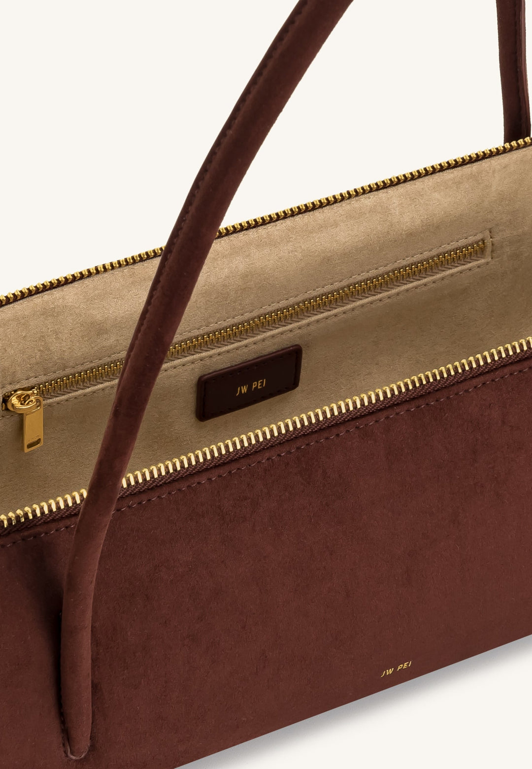 Intérieur du sac bandoulière JW PEI Nova marron avec fermeture éclair dorée et logo JW PEI