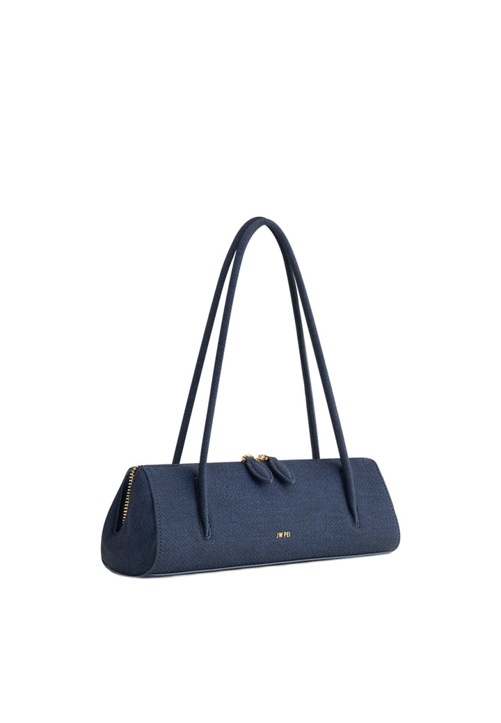 Sac bandoulière JW PEI Nova en denim bleu, porté à l'épaule, avec fermeture zippée et logo discret